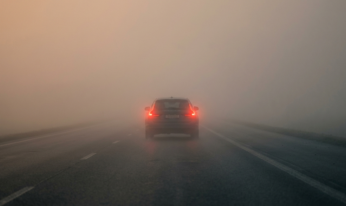 Husk at tænde baglygterne på bilen når sigtbarheden er nedsat